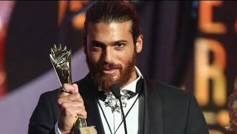 Can Yaman Accepting An Award
